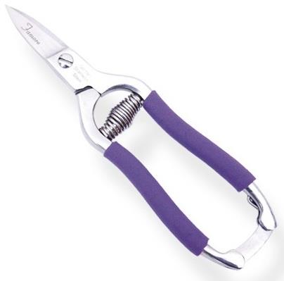 Famore Rag Quilt Spring-Action Locking Scissor Snips available in Canada at The Quilt Store