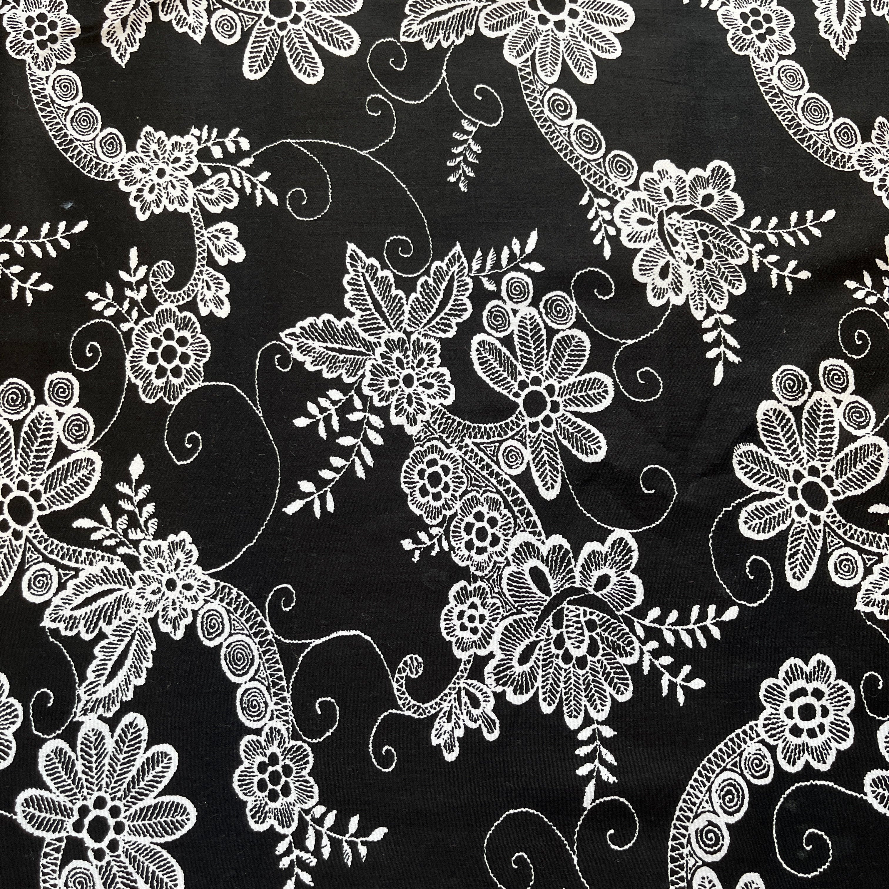 Black & White Floral Blend