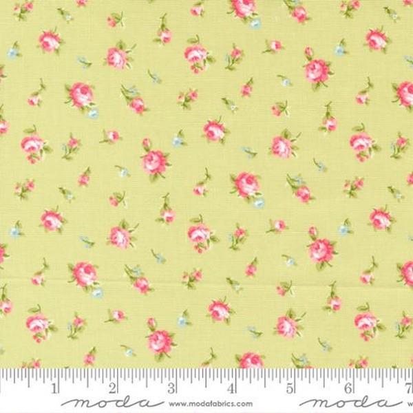 Ellie Tossed Small Floral Roses Green