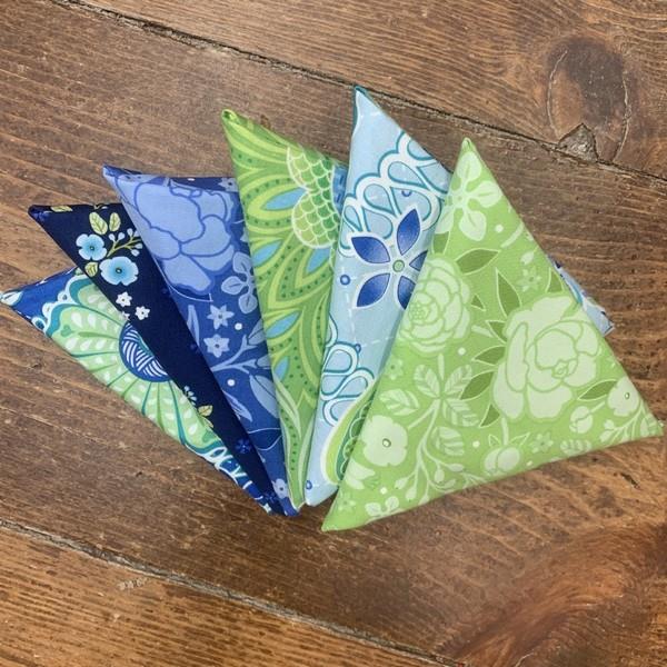 Curvacious Table Runner Kit featuring Free Motion Fantasy by Amanda Murphy available in Canada at The Quilt Store